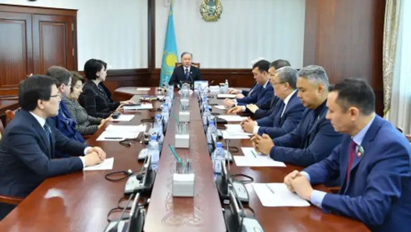 Мажилисмены выразили соболезнования в связи с крушением самолета в Алматы