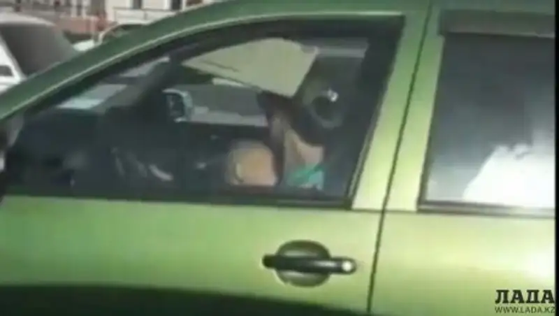 В Актау очевидцы сняли на видео управляющую автомобилем женщину с ребенком