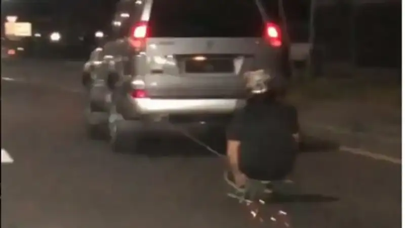 На осле и на санках: креативный ответ алматинцев пробкам