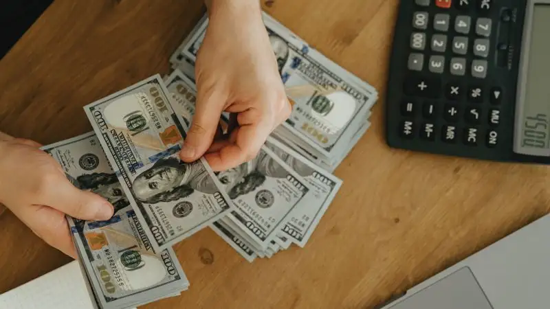 Курс доллара немного снизился на торгах 3 апреля