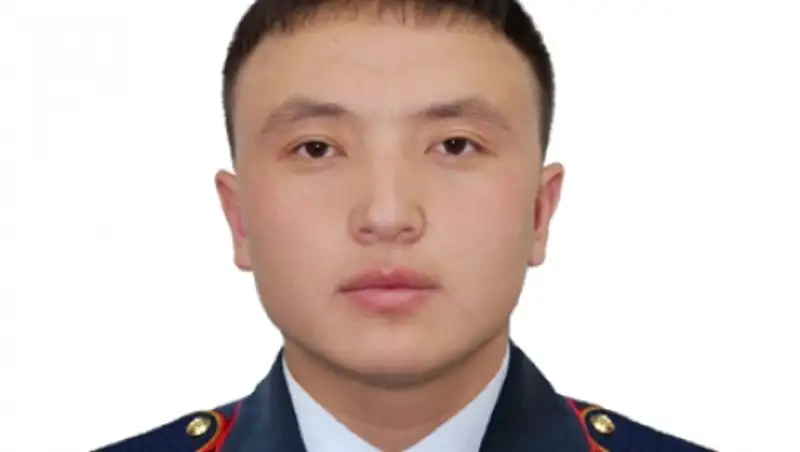 Полицейский в Кокшетау спас из горящего дома женщину с четырьмя детьми