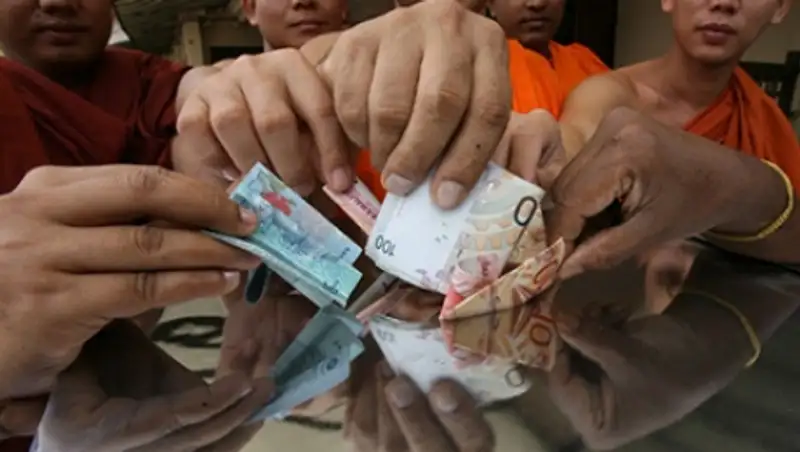 Китайский турист пытался пожертвовать iPhone 6 буддийским монахам