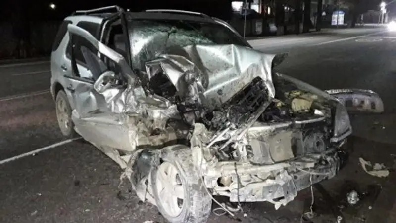 Алматинец протаранил грузовой автомобиль, госпитализирован мужчина