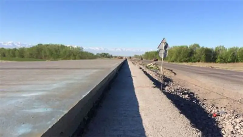 Асет Исекешев посетил участки реконструкции автодороги Алматы-Капшагай