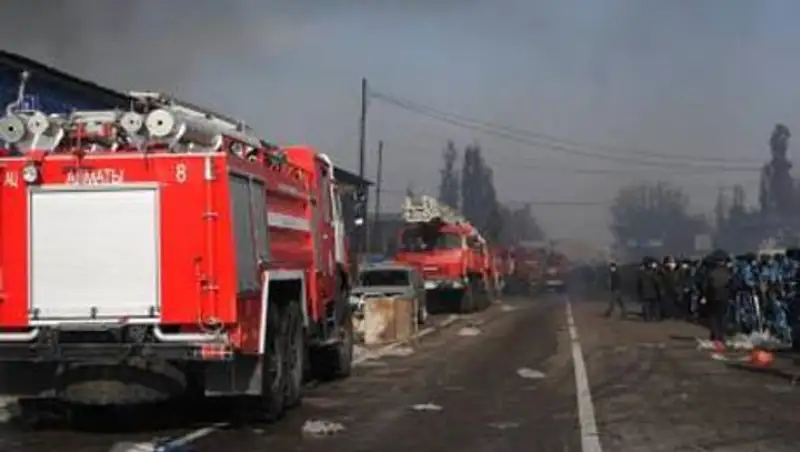 Говорить о причинах пожара на «барахолке» еще рано - Ю.Ильин, фото - Новости Zakon.kz от 18.11.2013 18:59