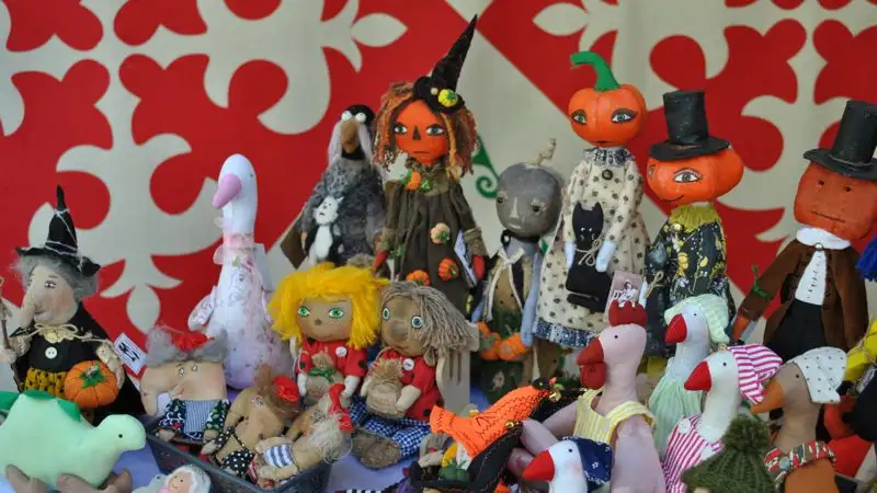 Медальон с проклятьями и кукла вуду: необычные заказы на столичном "Арбате"