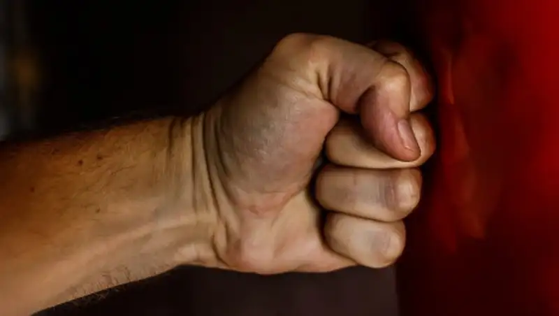 Мужчина, избивший супругов, привлечен к ответственности