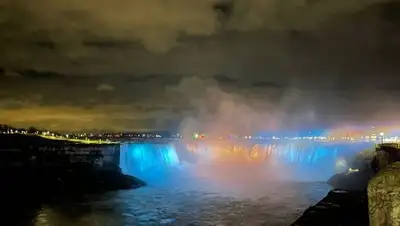 Водопад в цветах казахстанского флага