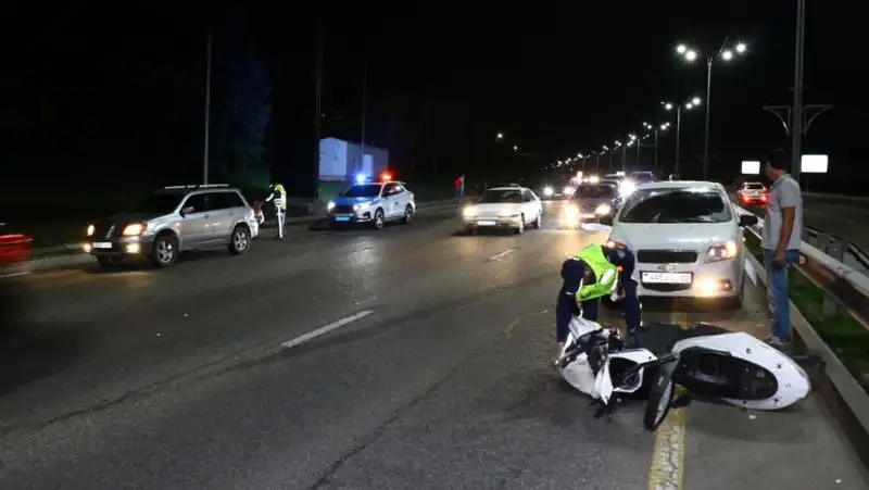 Курьер на мопеде попал в ДТП в Алматы