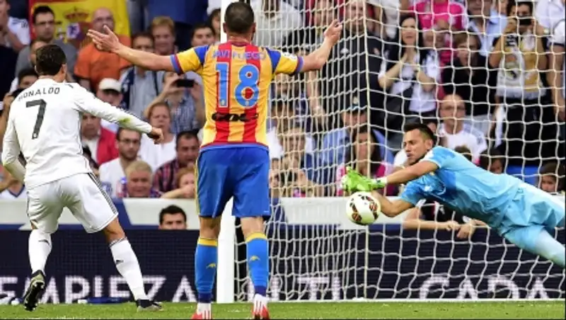 Диего Алвес: "Повезло взять пенальти от Роналду"