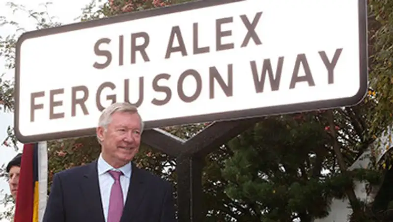 Алекс Фергюсон на улице Алекса Фергюсона. Фото: John Peters / Manchester United / Getty Images / Fotobank, фото - Новости Zakon.kz от 16.10.2013 17:02