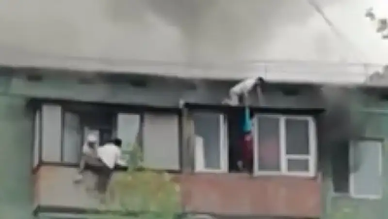 Жители Экибастуза спасли троих детей во время пожара