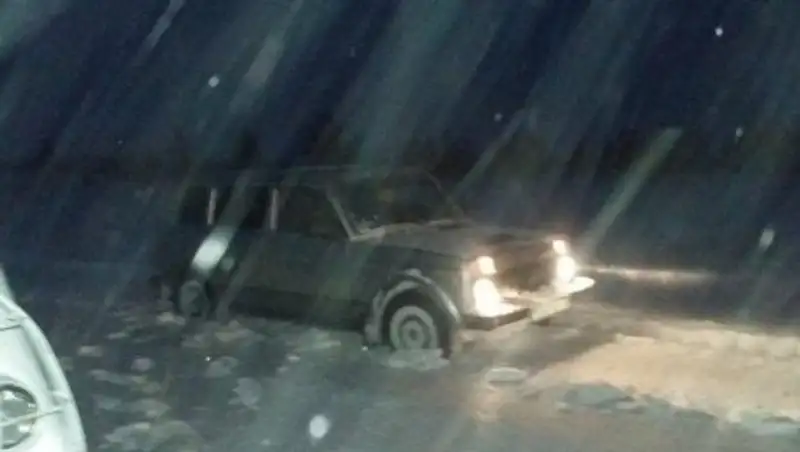 В ВКО спасатели эвакуируют людей из замерзших автомобилей