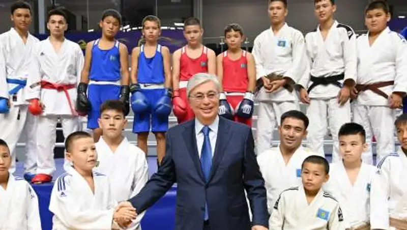 Токаев посетил спорткомплекс "Халық Арена" в Актау