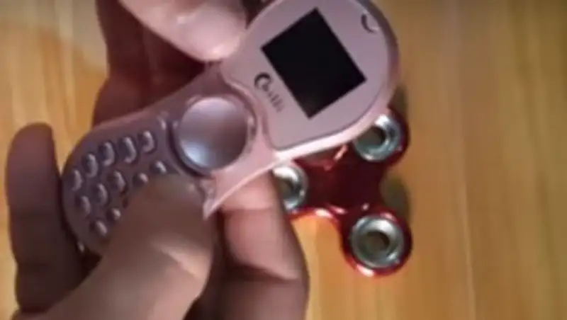 Китайцы скрестили телефон со спиннером