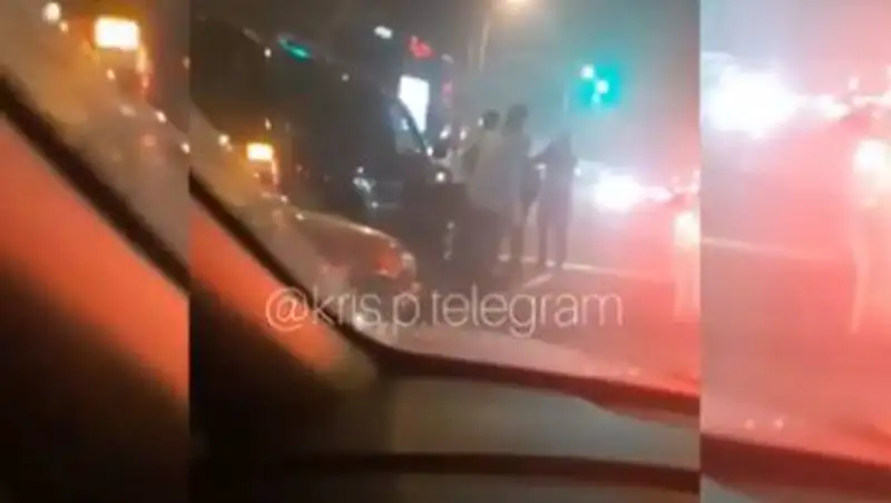 Драка водителей на дороге попала на видео в Алматы