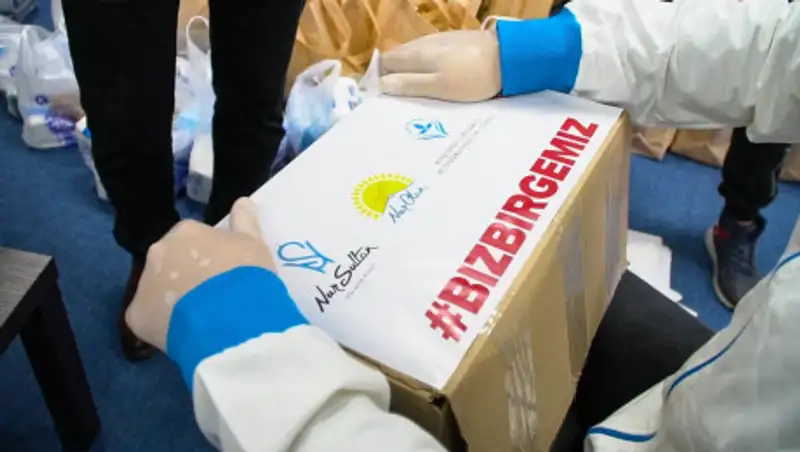 Болашаковцы оказывают благотворительную помощь столичным врачам