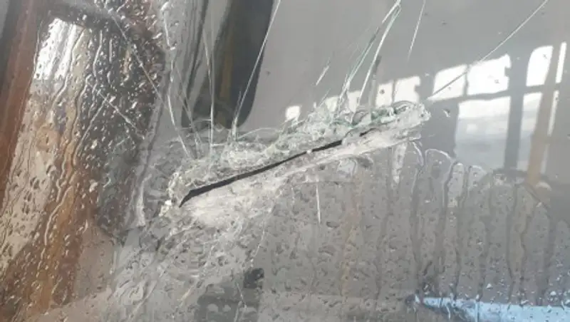 Психически нездоровый мужчина напал с топором на автобус