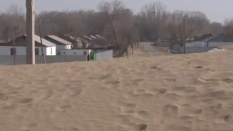 Подвижные пески засыпают село в Алматинской области