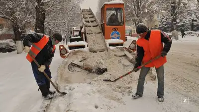 снег дорога рабочие, фото - Новости Zakon.kz от 12.12.2021 15:57