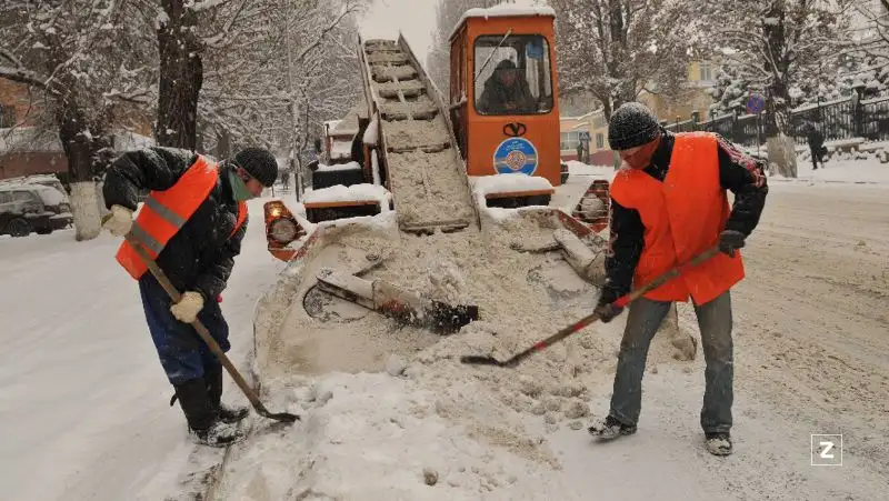 снег дорога рабочие, фото - Новости Zakon.kz от 12.12.2021 15:57
