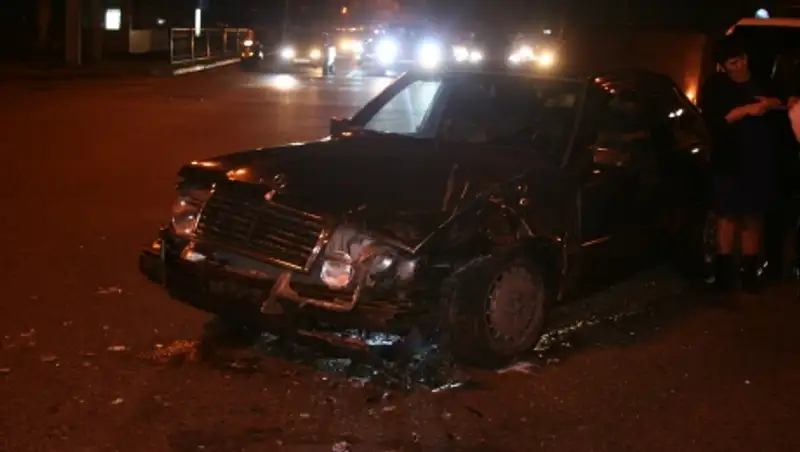 В Алматы Мерседес и Ниссан не поделили перекресток