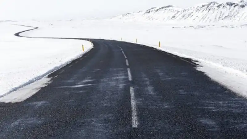 Россияне застряли на заснеженной дороге в Казахстане
