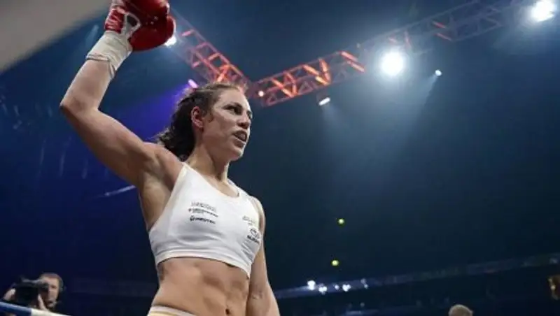 Ева Вальстрем показала жесткий спарринг перед боем с Шариповой