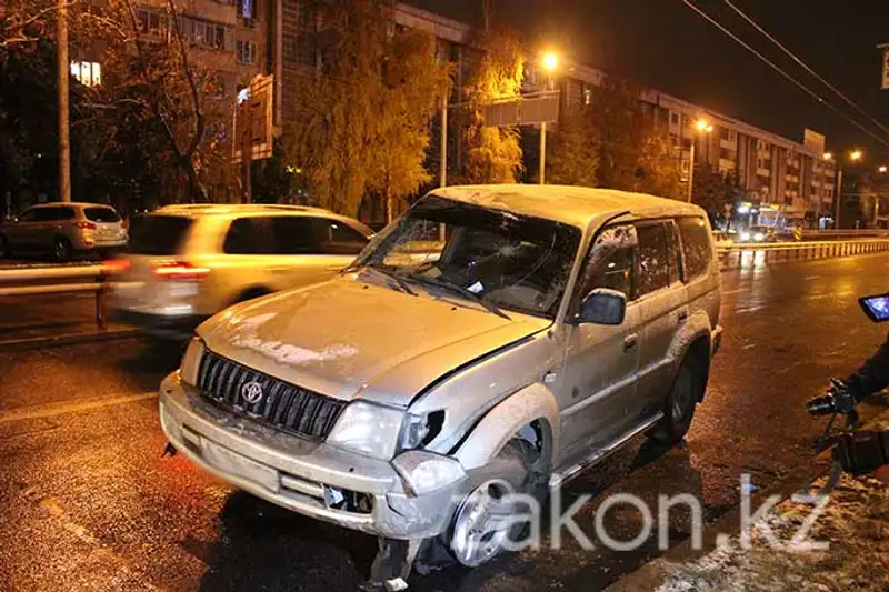 Нетрезвый водитель перевернулся на внедорожнике (фото) Нетрезвый водитель перевернулся на внедорожнике (фото), фото - Новости Zakon.kz от 11.11.2013 19:27