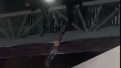 Мужчина пытался сбросится с моста в Алматы
