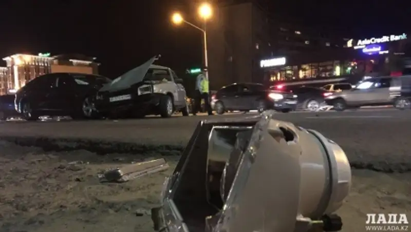 В Актау при столкновении автомашин Lexus и Lada тяжело травмирован мужчина