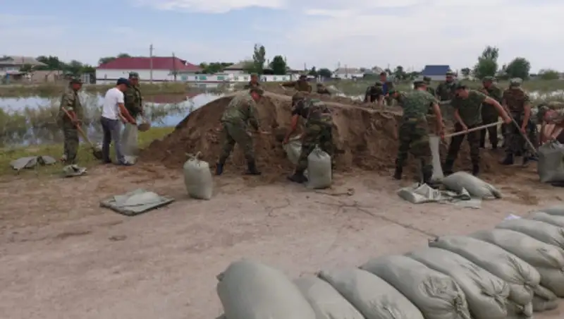 Cела в Туркестанской области оградили временными дамбами