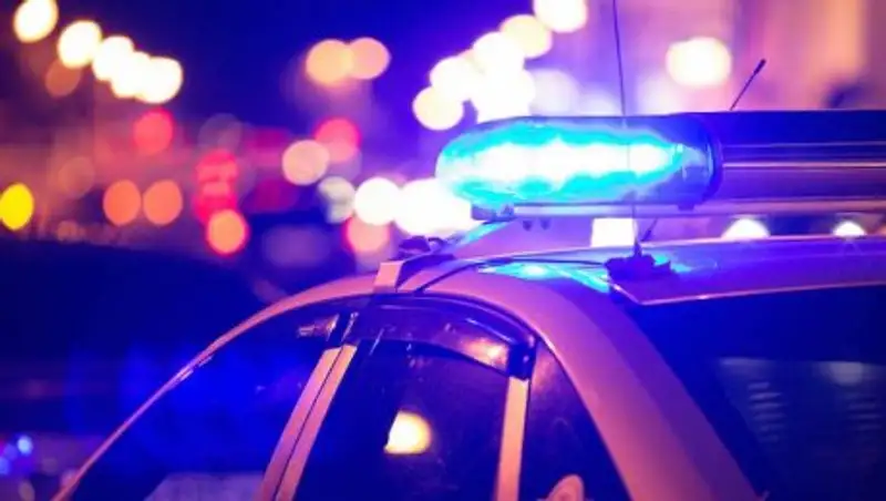 Лихач-водитель снес стоящий на обочине дороги полицейский автомобиль