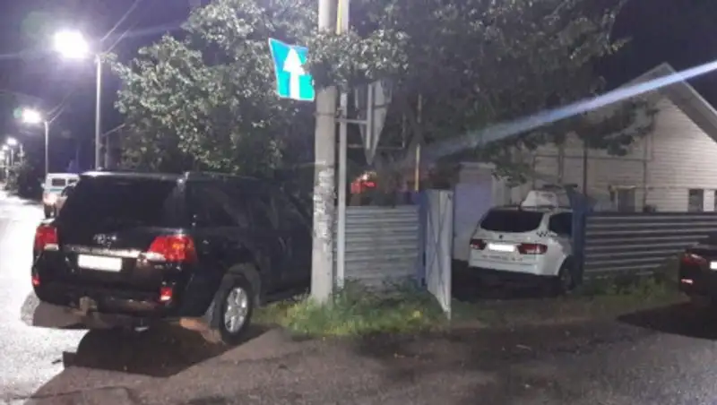 Автомобили снесли заборы в Алматы