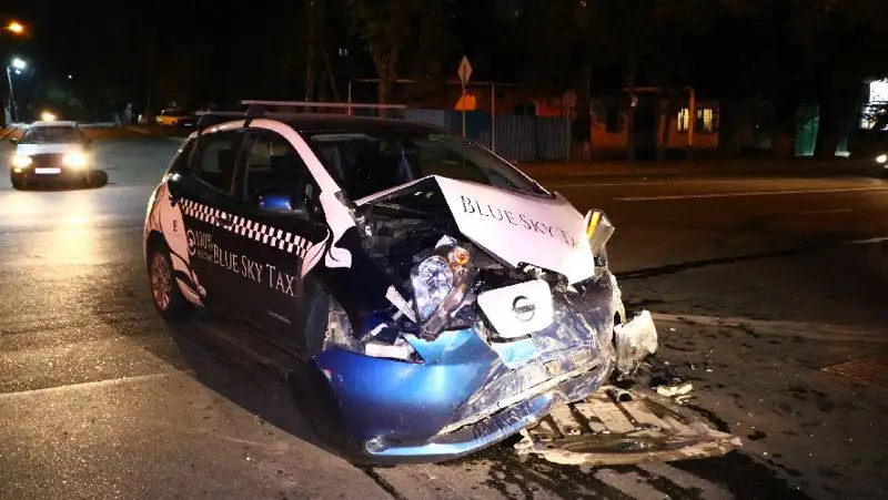 Три человека пострадали в ДТП с участием электротакси в Алматы