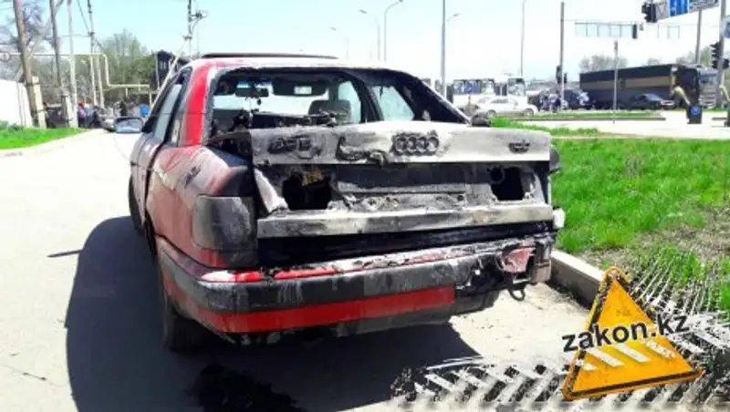 В Алматы после ДТП загорелась машина из-за горючих веществ в багажнике