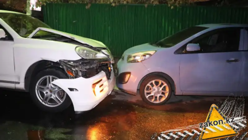 Водитель Porsche вылетел на перекресток и устроил аварию в Алматы