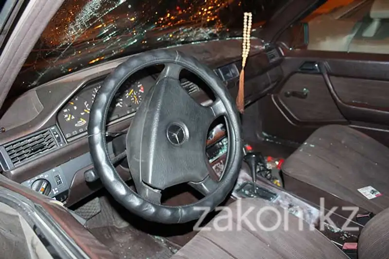 Две машины такси протаранил пьяный водитель Мерседеса в Алматы (фото) Две машины такси протаранил пьяный водитель Мерседеса в Алматы (фото), фото - Новости Zakon.kz от 18.11.2013 20:48