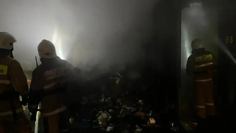 В Алматы пожарные локализовали пожар на рынке