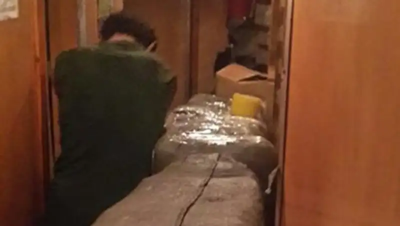 Проводники поезда везли незаконный груз весом 2,5 тыс кг в пассажирских вагонах