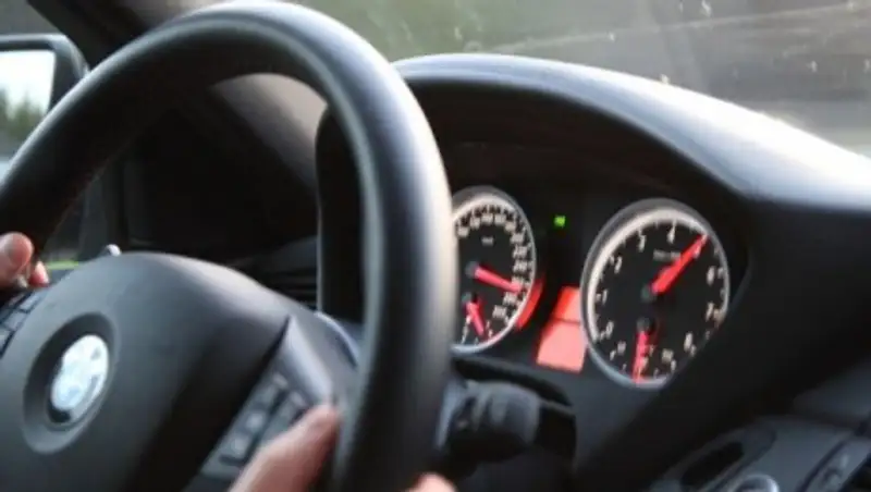 Казнет возмутила "Игра в шашки" на проезжей части в Алматы