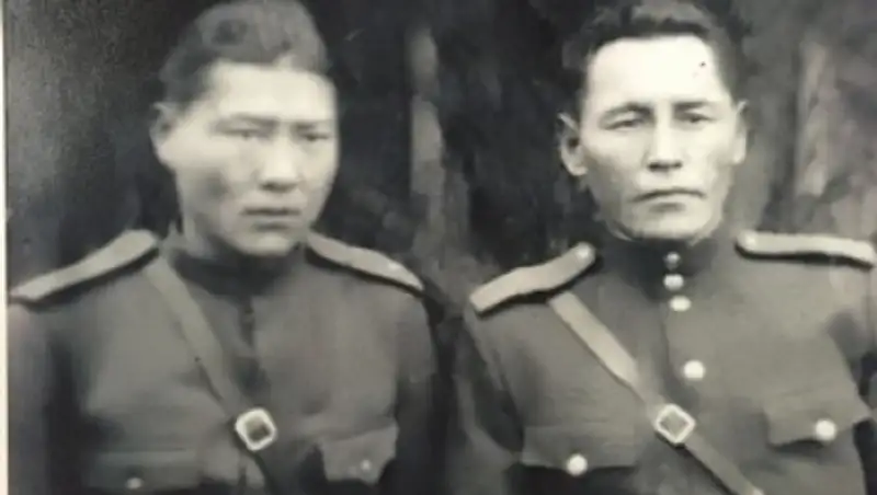 Наш ата Камза Садуакасулы Ералиев был артистом, на фронт попросился добровольцем