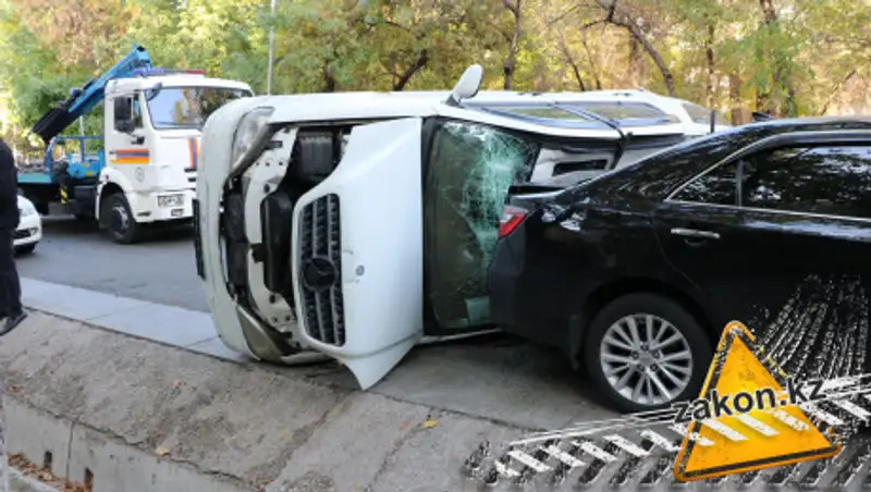 Два ДТП с двумя опрокинувшимися машинами произошло в Алматы
