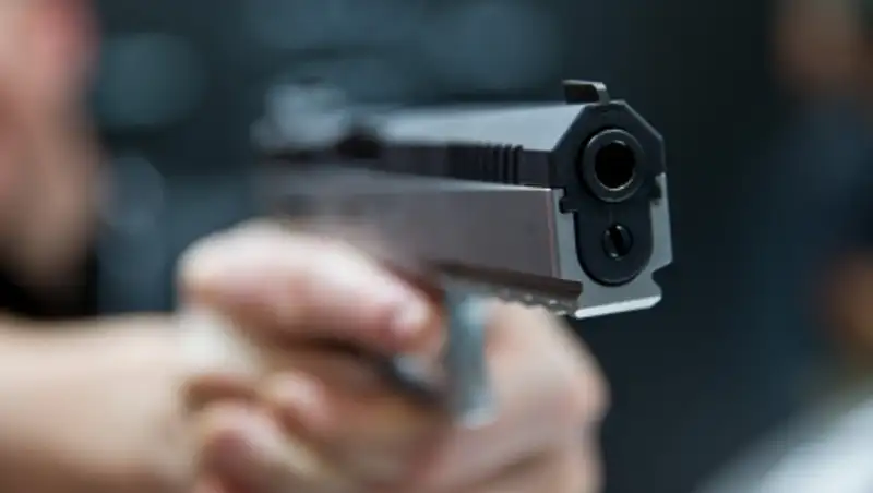 В США двухлетний ребенок случайно застрелил себя из отцовского пистолета