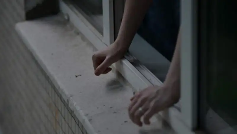 13-летняя девочка выбросилась из окна 9 этажа в Рудном