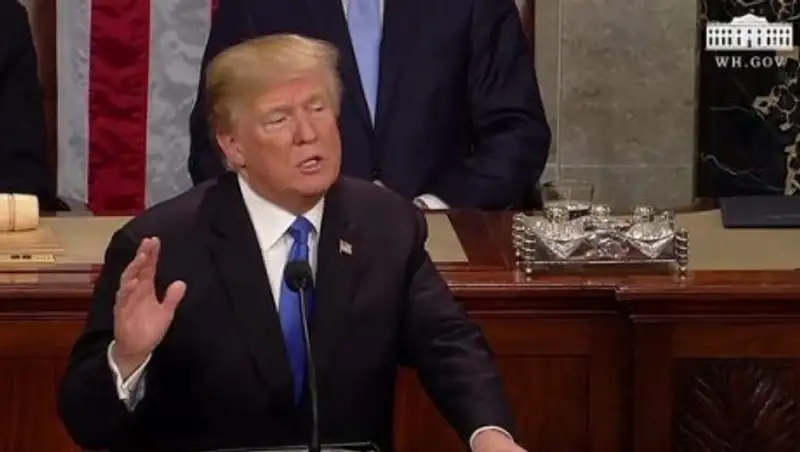 Трамп пригрозил распустить правительство из-за мигрантов