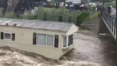 Плывущий по реке дом сняли на видео во время наводнения в Норвегии