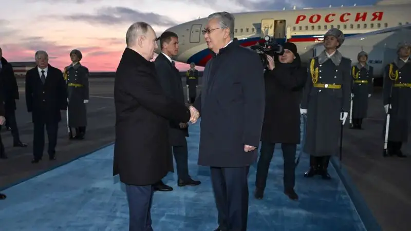 Токаев встретил Путина в аэропорту, фото - Новости Zakon.kz от 09.11.2023 19:08