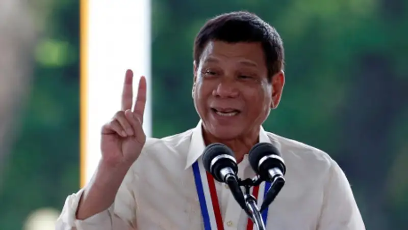 Царапины и синяк. 74-летний президент Филиппин упал с мотоцикла