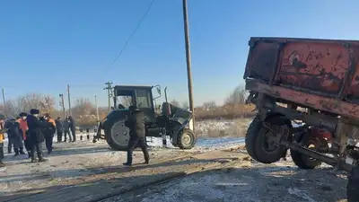 Поезд протаранил трактор в Жетысуской области, погиб мужчина, фото - Новости Zakon.kz от 23.01.2023 19:02